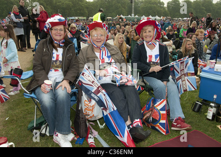 Royal Wedding persone in Hyde Park, Londra, guardando le nozze reali del principe William e Kate Middleton..L-R Julie Foto Stock
