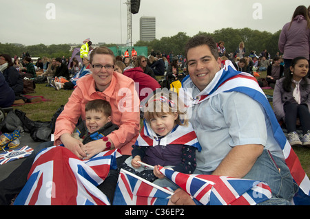 Nozze reali del principe William e Catherine Middleton. Il 29 aprile 2011. Parte dell'enorme folla radunata in Hyde Park Foto Stock