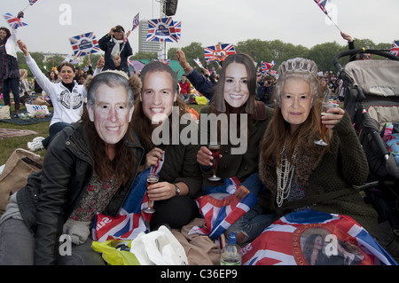 Nozze reali del principe William e Catherine Middleton. Il 29 aprile 2011. Parte dell'enorme folla radunata in Hyde Park Foto Stock