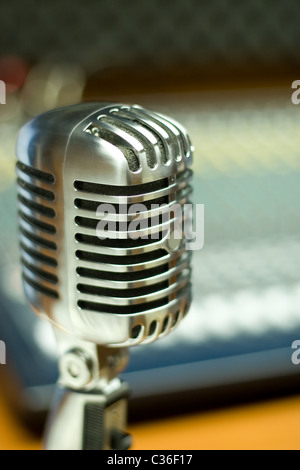 Vista frontale del microfono vintage in music studio Foto Stock