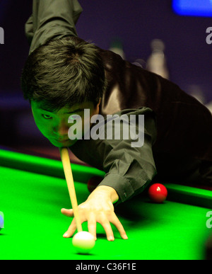 Ding Junhui (Chi) in azione contro Judd Trump (Ita) semi-finale (migliore di 33 fotogrammi) del campionato del mondo di snooker dal crogiolo Foto Stock