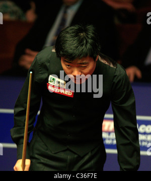 Ding Junhui (Chi) in azione contro Judd Trump (Ita) semi-finale (migliore di 33 fotogrammi) del campionato del mondo di snooker dal crogiolo Foto Stock