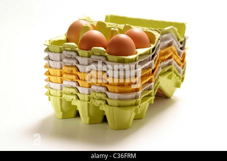 Uova di colore marrone in vassoi colorati Foto Stock