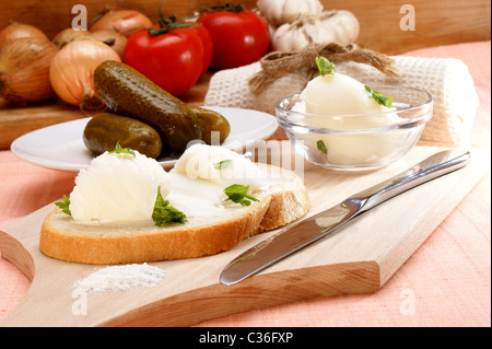 Il lardo con il prezzemolo sul pane cotto domestico Foto Stock