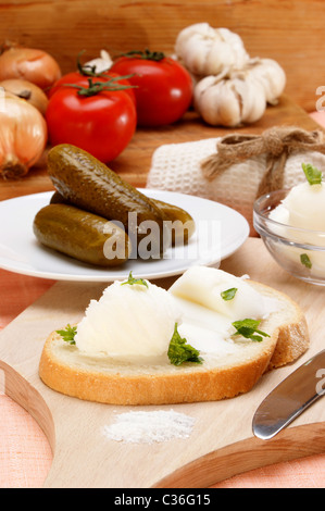 Il lardo con il prezzemolo sul pane cotto domestico Foto Stock