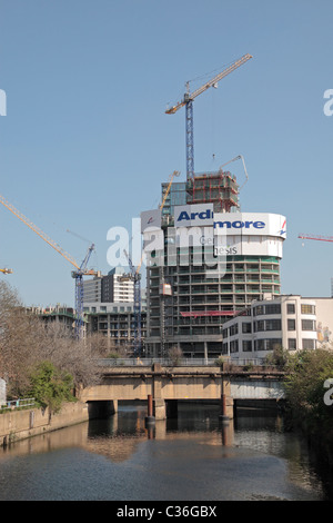 Gru a torre oltre a progettare e costruire le abitazioni di progetto di sviluppo (dall'Ardmore gruppo) a Stratford, East London, Regno Unito. Foto Stock