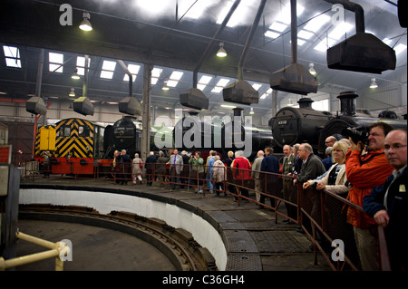 La folla attorno alla giostra a Barrow Hill Roundhouse Deposito locomotive Foto Stock