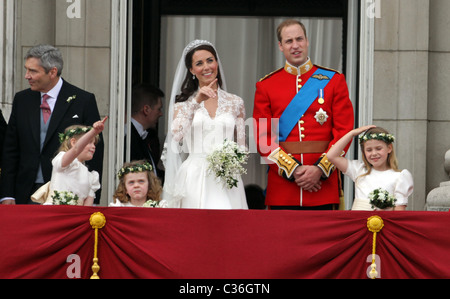 Le nozze del principe William e Catherine Middleton. Il 29 aprile 2011. Il Duca e la Duchessa di Cambridge sul balcone a Foto Stock