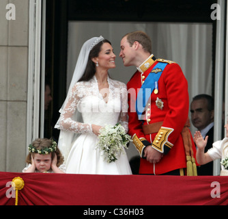 Le nozze del principe William e Catherine Middleton. Il 29 aprile 2011. Sposi condividere un bacio sul balcone Foto Stock