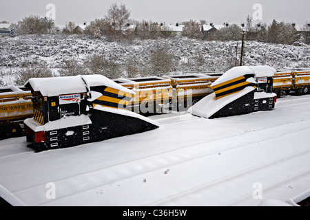 Stazione ferroviaria spartineve e camion visto nella caduta di neve a Tonbridge West Yard Kent, Regno Unito Foto Stock