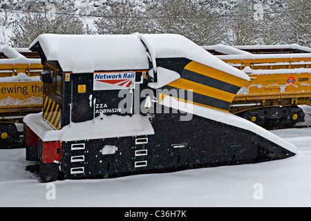 Stazione ferroviaria spartineve e camion visto nella caduta di neve a Tonbridge West Yard Kent, Regno Unito Foto Stock