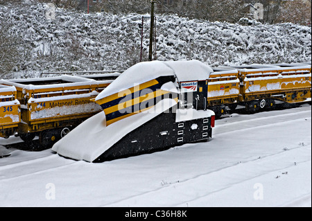 Stazione ferroviaria spartineve e camion visto nella caduta di neve a Tonbridge West Yard Kent, Regno Unito Foto Stock