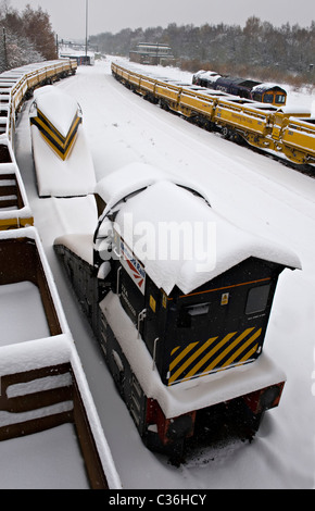 Stazione ferroviaria spartineve e camion visto nella caduta di neve a Tonbridge West Yard Kent, Regno Unito Foto Stock