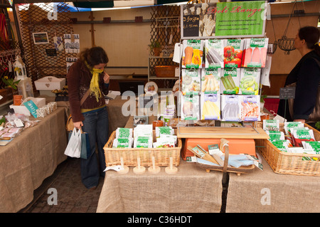 Semi di ortaggi per la vendita su un mercato in stallo Cambridge , Cambridgeshire , Inghilterra , Inghilterra , Regno Unito Foto Stock