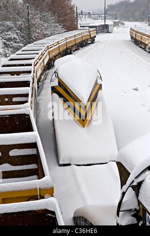 Stazione ferroviaria spartineve e camion visto nella caduta di neve a Tonbridge West Yard Kent, Regno Unito Foto Stock