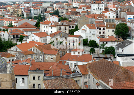 Vista aerea di vecchie case nel centro storico di Coimbra, Portogallo Foto Stock