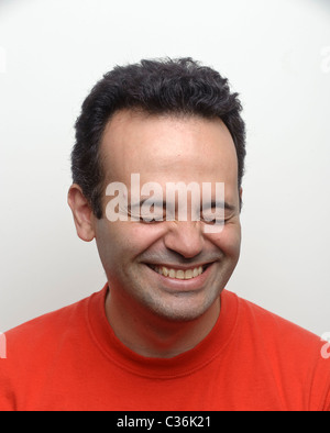 Ritratto di un uomo sorridente con gli occhi chiusi Foto Stock