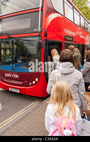 Le persone in coda per un park & ride bus in Cambridge , Cambridgeshire , Inghilterra , Inghilterra , Regno Unito Foto Stock