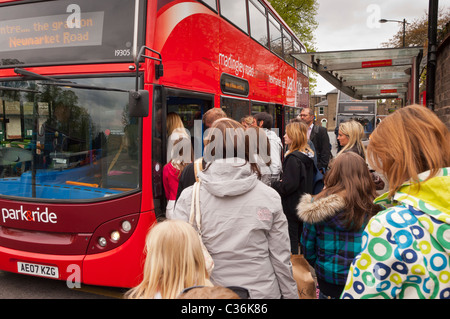 Le persone in coda per un park & ride bus in Cambridge , Cambridgeshire , Inghilterra , Inghilterra , Regno Unito Foto Stock