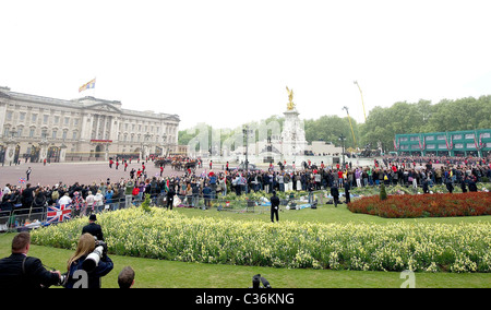 Le nozze del principe William e Catherine Middleton. Il 29 aprile 2011. Premere e la folla si riuniscono fuori Buckingham Palace per Foto Stock