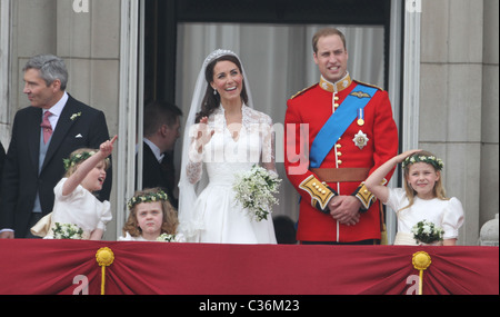 Le nozze del principe William e Catherine Middleton. Il 29 aprile 2011. Il Duca e la Duchessa di Cambridge sul balcone a Foto Stock