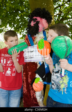 Scarecrows sul display all'annuale Wray Spaventapasseri Festival, Lancaster, Regno Unito Foto Stock