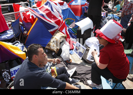 Royal Wedding Aprile 2011, Londra. Regno Unito - spettatori camping per una notte prima di evento Foto Stock