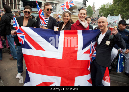 I festaioli raccogliere in Trafalgar Square nel centro di Londra per celebrare le nozze reali del principe William e Kate Middleton Foto Stock