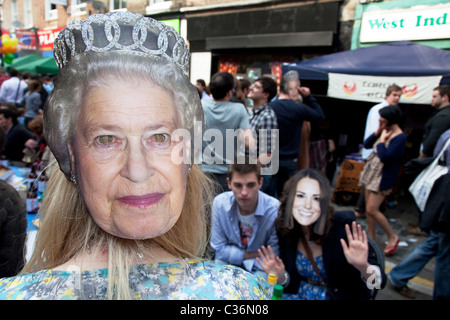 Mangiare e bere su lunghi tavoli comuni in corrispondenza di una parte di strada su Battersea High Street per celebrare le nozze reali Foto Stock