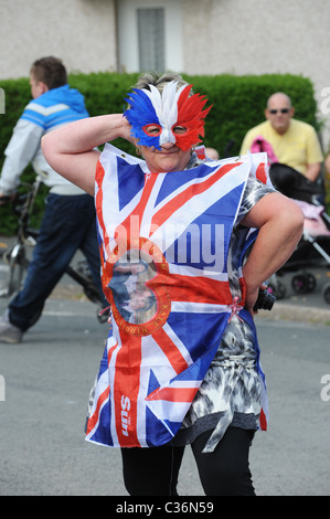 Donna drappeggiati in Union Jack Flag a Royal Wedding Street party in strada superiore, Madeley, Telford. Foto Stock