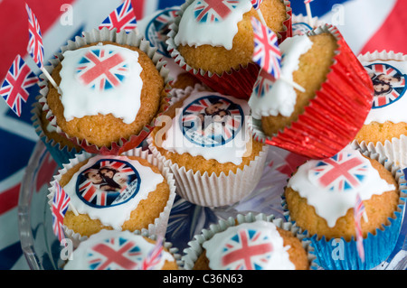 Torte con le facce del principe William e Catherine Middleton Royal per la celebrazione dei matrimoni in Bury, Norfolk Foto Stock