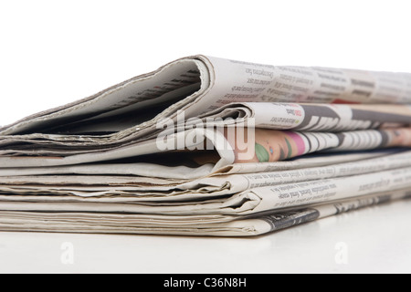 Stack di giornale su sfondo bianco, il concetto di informazione Foto Stock