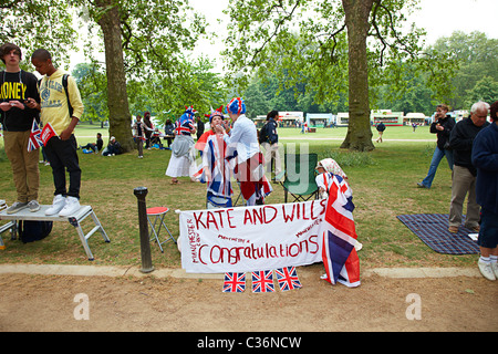 Una donna si prepara la figlia con vernice di fronte al Royal Wedding su centro commerciale St James park Foto Stock