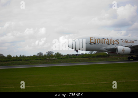 Airbus A380 di lasciare l'aeroporto di Manchester in UK Foto Stock