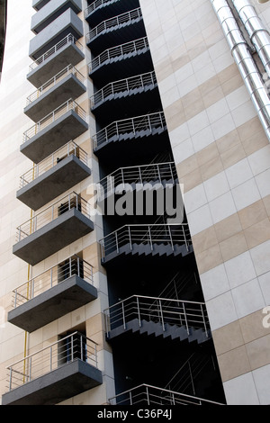 Al di fuori uscita antincendio Scale dall edificio per uffici Foto Stock