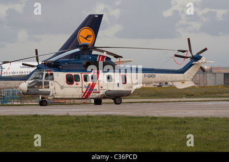 Heli-Union Super Puma elicottero parcheggiato sul terreno Foto Stock