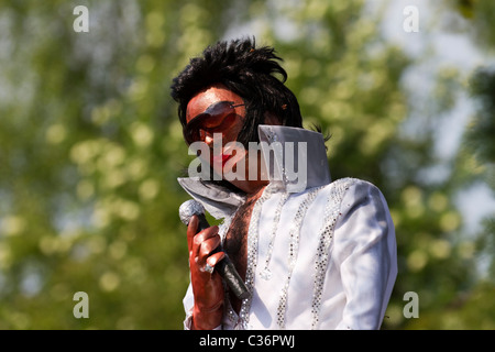 In cartapesta manichino testa effige di Elvis Presley cantare a Wray Spaventapasseri annuale e la festa del villaggio, Lancaster, Lancashire, Regno Unito 2011 Foto Stock