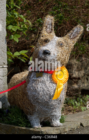 Premiato Wickerwork ripieno, intrecciato o intrecciato ramoscelli o osieri Corgi Dog al Wray Annual Scarecrow and Village Festival, Lancaster, UK Foto Stock
