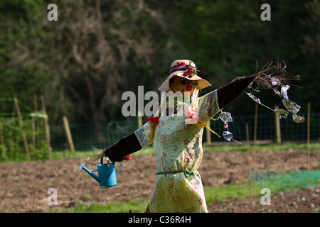 Agricola femminile spaventapasseri indossando abito fluente in campo al Wray Scarecrows annuale e il villaggio di festa Evento, Lancaster, Lancashire, Regno Unito Foto Stock