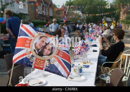 Royal Wedding Street Party. Barnes, Londra. Il Principe William e Catherine Kate Middleton souvenir Union Jack Flag. Aprile 29 2011. OMERO SYKES Foto Stock