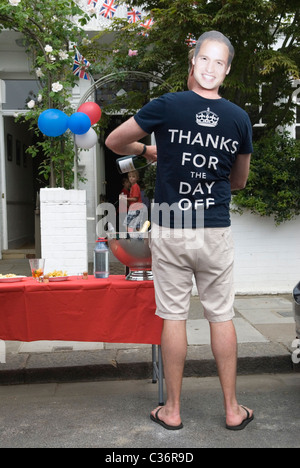 Royal Wedding Street Party. Chelsea, Londra. Grazie per la maglietta souvenir di Day Off Royal e la maschera Prince William. Regno Unito 29 aprile 2011. 2010 UK HOMER SYKES Foto Stock