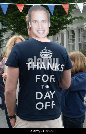 Royal Wedding Street Party. Chelsea, Londra. Grazie per la maglietta souvenir di Day Off Royal e la maschera Prince William. Regno Unito 29 aprile 2011. 2010 UK HOMER SYKES Foto Stock