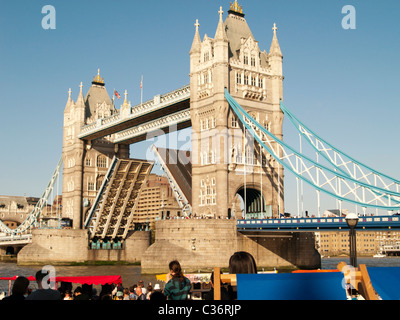 Il Tower bridge aperto Foto Stock