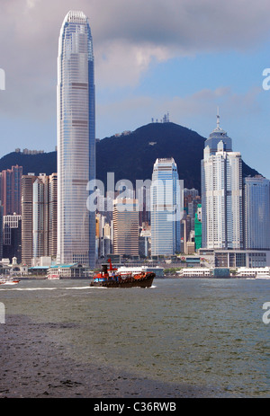 Isola di Hong Kong da Kowloon mostra più alto edificio, 415m di altezza 2 International Finance Centre (2IFC) con 88 piani Foto Stock