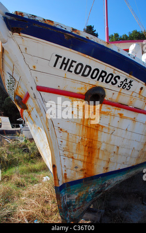 Greco abbandonati carvel costruite barche da pesca, Corfù, Grecia Foto Stock