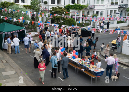 Royal Wedding Street Party food Chelsea London. Principe Guglielmo e Caterina 29 2011 aprile. I palloncini rossi bianchi e blu e le bandiere di Union Jack decorano il gruppo di strada dei vicini che si godono 2010s UK . HOMER SYKES Foto Stock