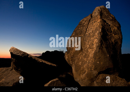 Western stile arcaico (7.500 A.C. - 1 D.C.) rock geometrico di arte presso la roccia dipinta sito Petroglyph vicino Gila Bend, Arizona, Stati Uniti. Foto Stock