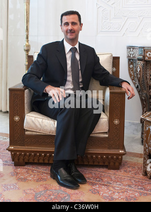 Presidente siriano Bashar Al-Assad, durante un incontro con i giornalisti occidentali presso il Palazzo del Popolo in damasco. La Siria. Foto Stock