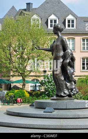 Statua della Granduchessa Charlotte / Grande-Duchesse de Luxembourg nel luogo Clairefontaine nella città di Lussemburgo Foto Stock