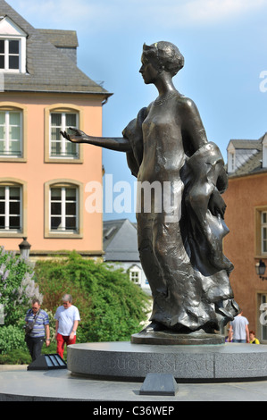 Statua della Granduchessa Charlotte / Grande-Duchesse de Luxembourg nel luogo Clairefontaine nella città di Lussemburgo Foto Stock